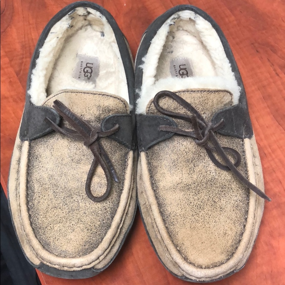 MEN SZ9 UGG MOCCASINS